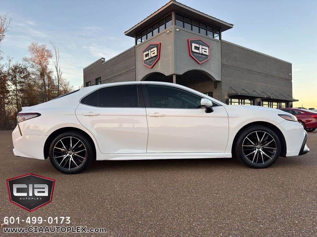 Toyota Camry SE Auto (Natl) 2021