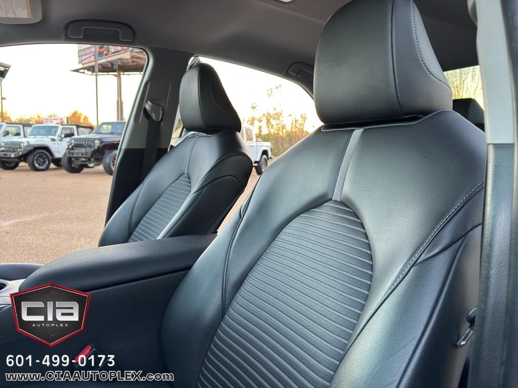 Toyota Camry SE Auto (Natl) 2021