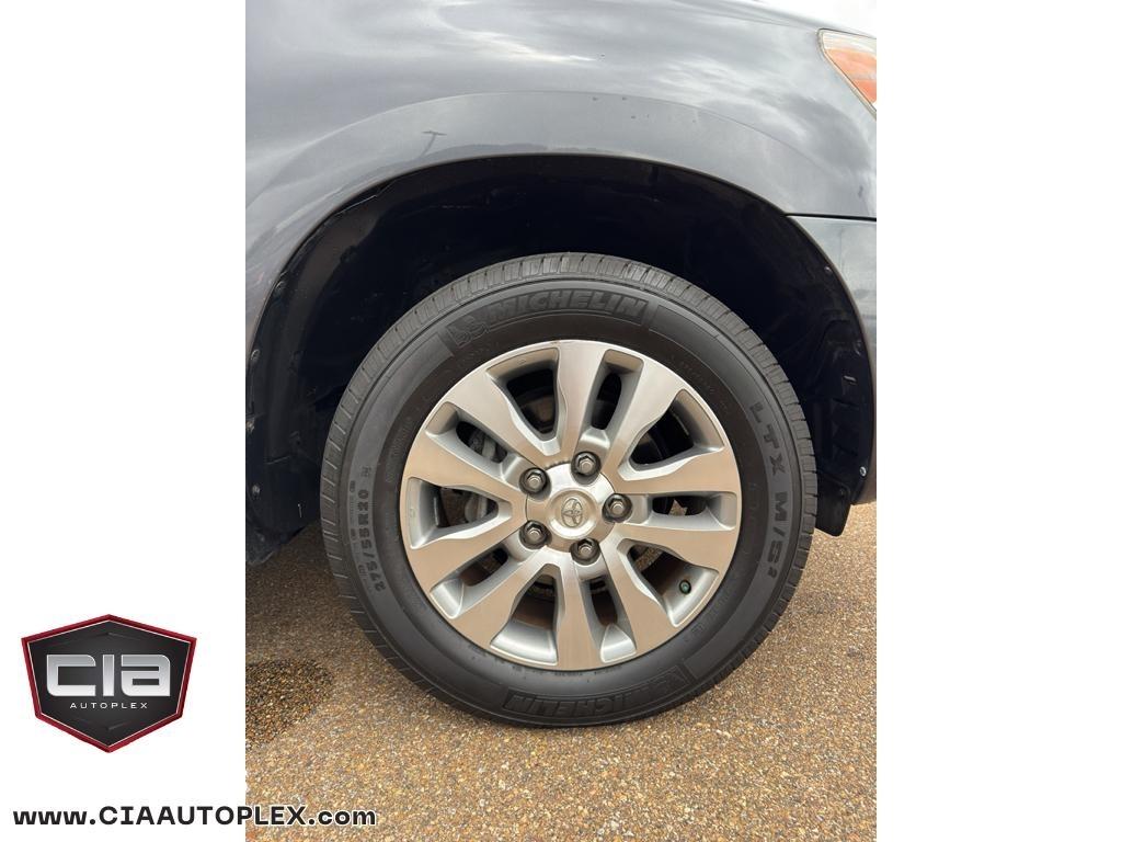 Toyota Sequoia RWD LV8 6-Spd AT Ltd (Natl) 2011