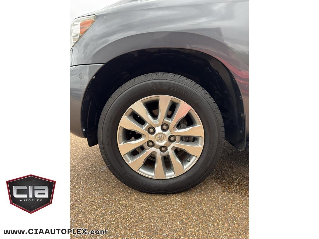 Toyota Sequoia RWD LV8 6-Spd AT Ltd (Natl) 2011