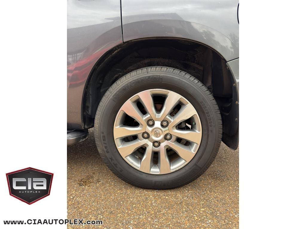 Toyota Sequoia RWD LV8 6-Spd AT Ltd (Natl) 2011