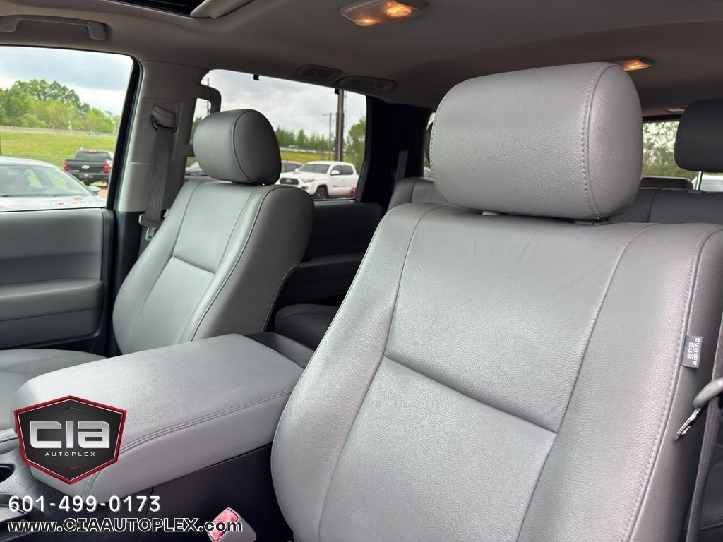Toyota Sequoia RWD LV8 6-Spd AT Ltd (Natl) 2011
