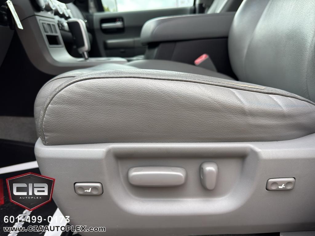 Toyota Sequoia RWD LV8 6-Spd AT Ltd (Natl) 2011