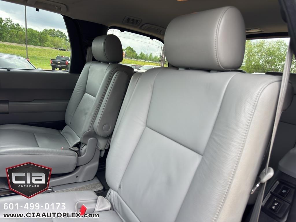 Toyota Sequoia RWD LV8 6-Spd AT Ltd (Natl) 2011