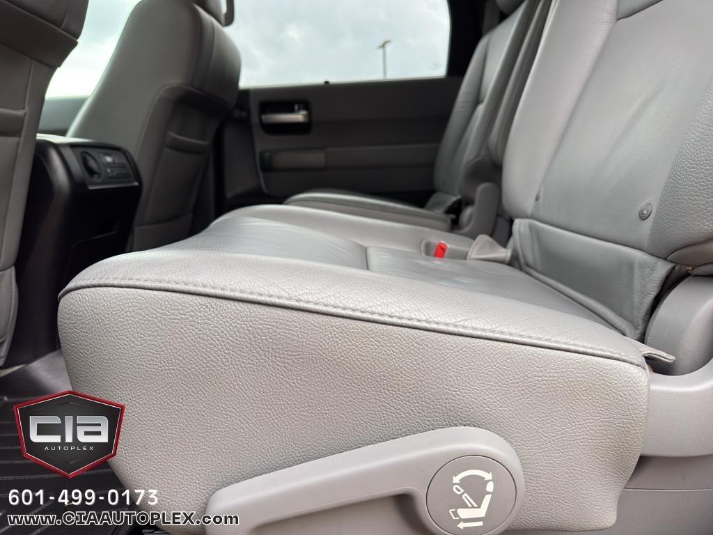 Toyota Sequoia RWD LV8 6-Spd AT Ltd (Natl) 2011