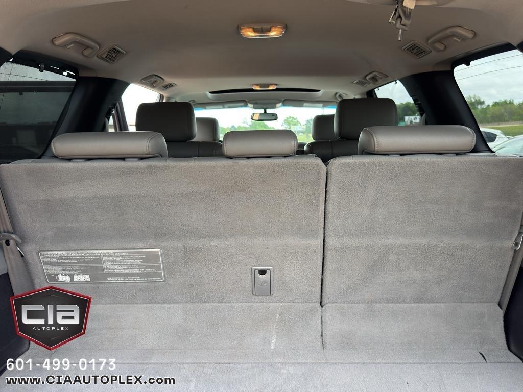 Toyota Sequoia RWD LV8 6-Spd AT Ltd (Natl) 2011