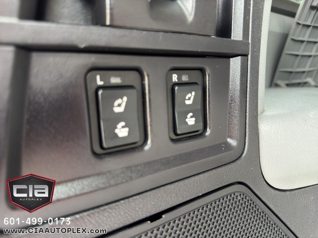 Toyota Sequoia RWD LV8 6-Spd AT Ltd (Natl) 2011