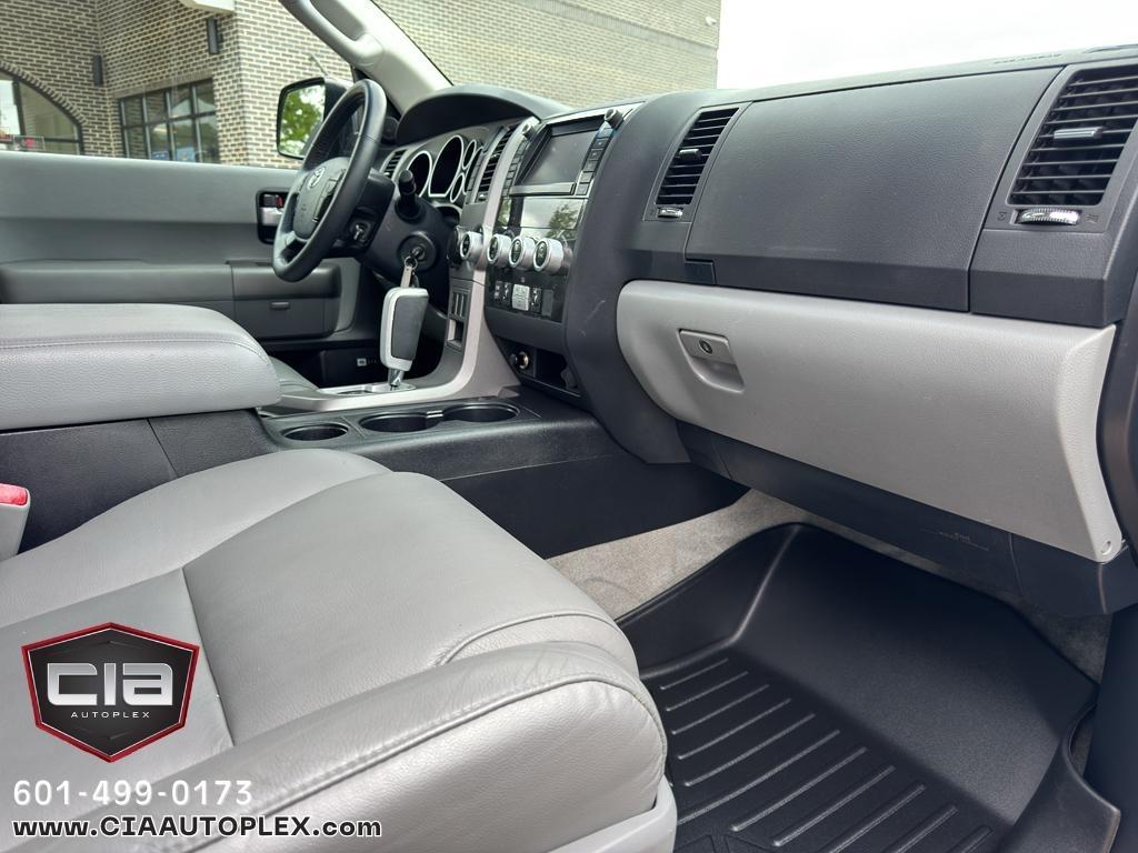 Toyota Sequoia RWD LV8 6-Spd AT Ltd (Natl) 2011