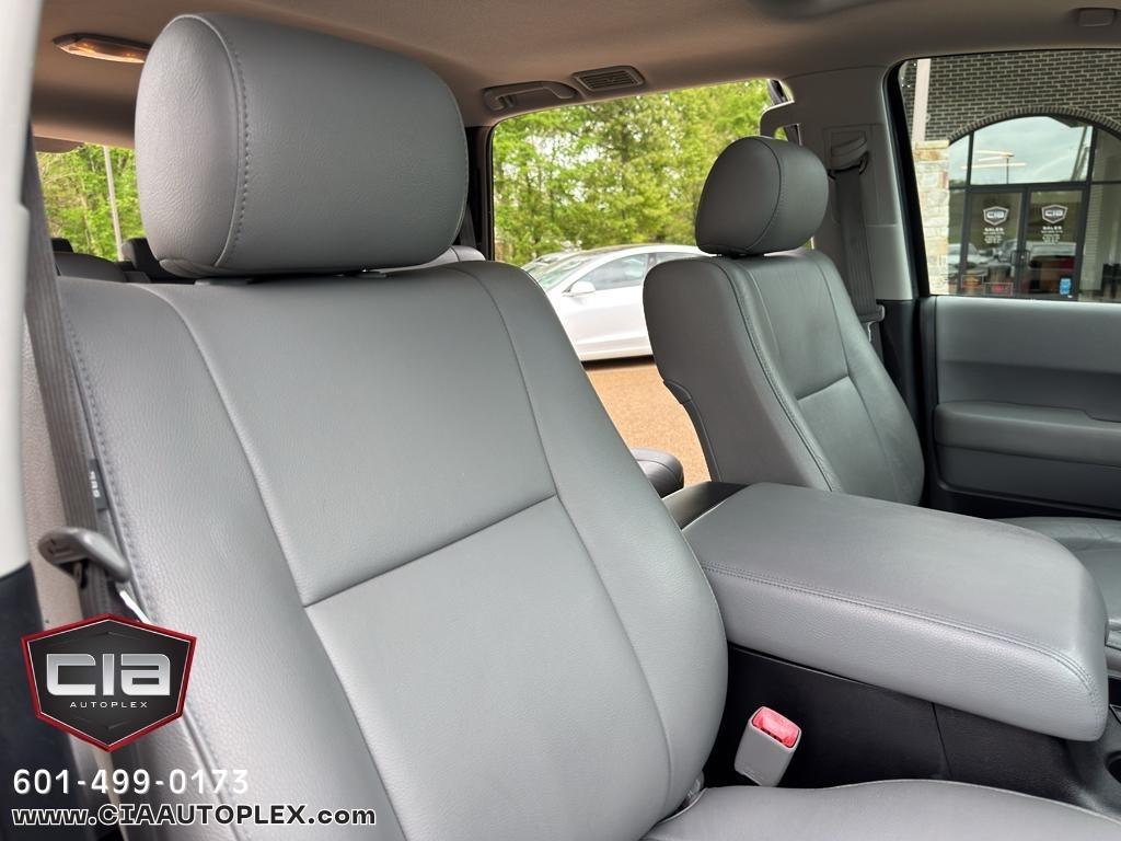 Toyota Sequoia RWD LV8 6-Spd AT Ltd (Natl) 2011