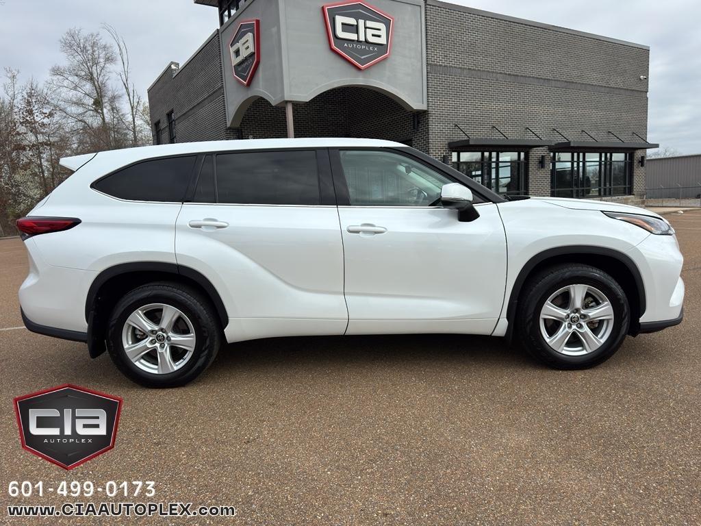 Toyota Highlander Hybrid LE FWD (Natl) 2022