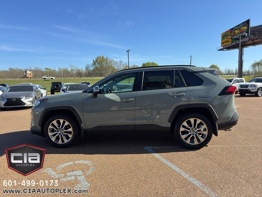 Toyota RAV4 XLE Premium FWD (Natl) 2020