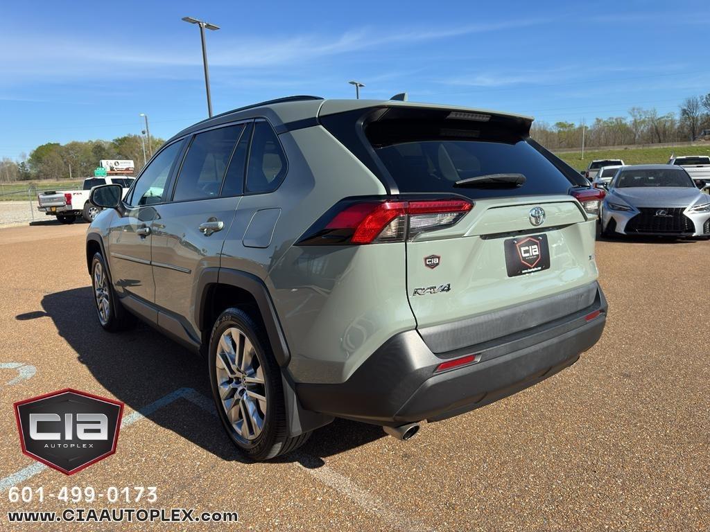 Toyota RAV4 XLE Premium FWD (Natl) 2020