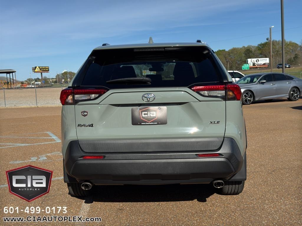 Toyota RAV4 XLE Premium FWD (Natl) 2020