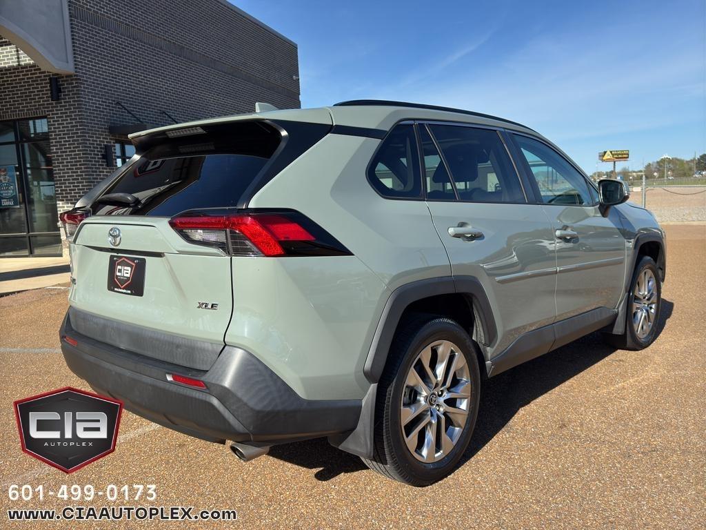 Toyota RAV4 XLE Premium FWD (Natl) 2020