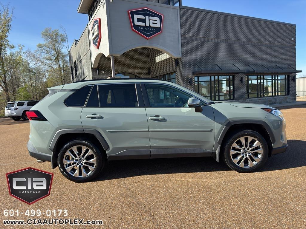 Toyota RAV4 XLE Premium FWD (Natl) 2020