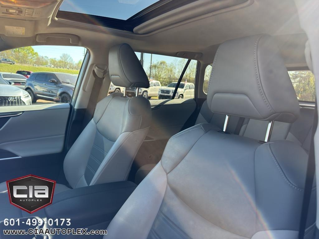 Toyota RAV4 XLE Premium FWD (Natl) 2020