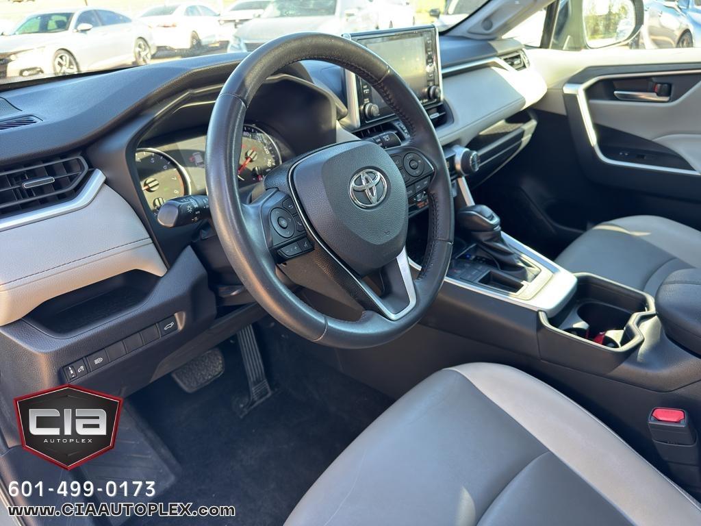 Toyota RAV4 XLE Premium FWD (Natl) 2020