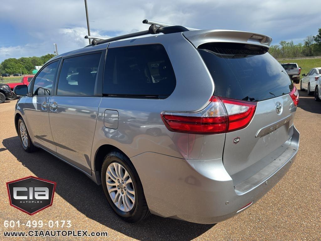 Toyota Sienna XLE Auto Access Seat FWD 7-Passenger (Natl) 2017