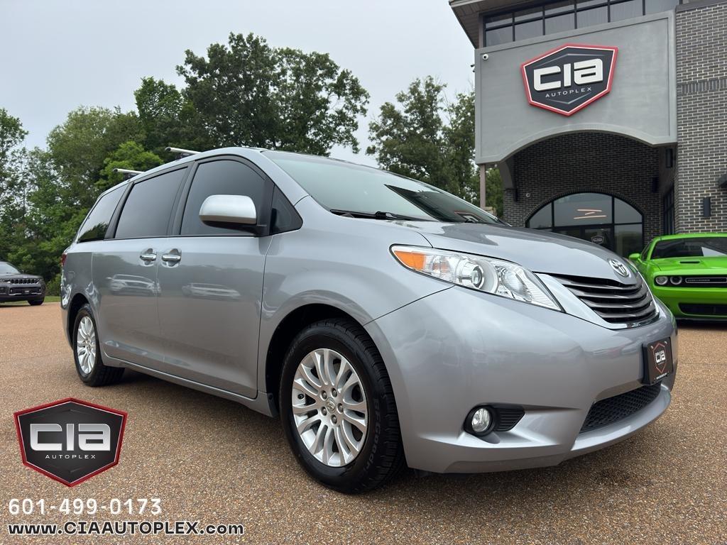 2017 Toyota Sienna XLE Auto Access Seat FWD 7-Passenger (Natl)