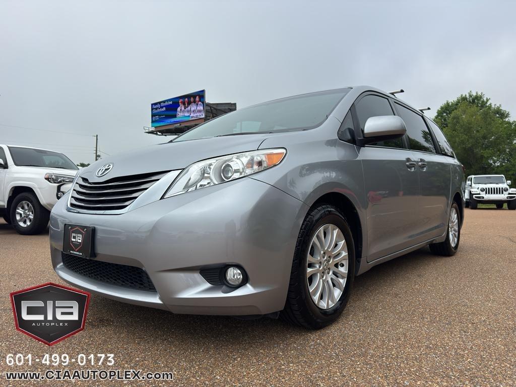 Toyota Sienna XLE Auto Access Seat FWD 7-Passenger (Natl) 2017