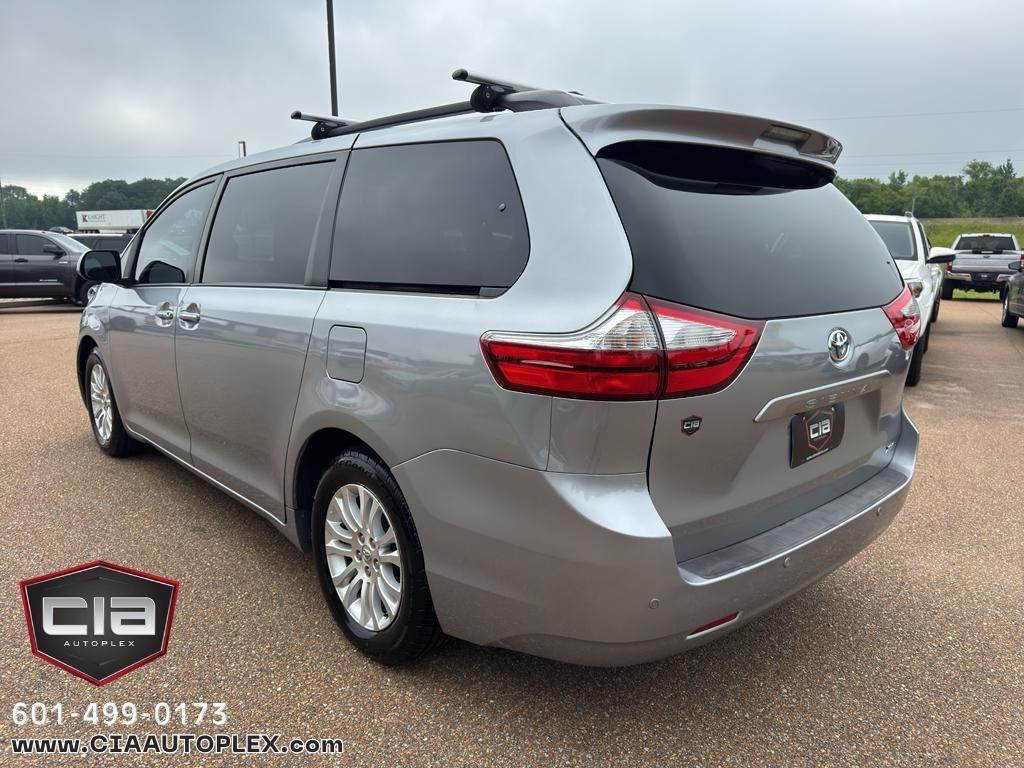 Toyota Sienna XLE Auto Access Seat FWD 7-Passenger (Natl) 2017