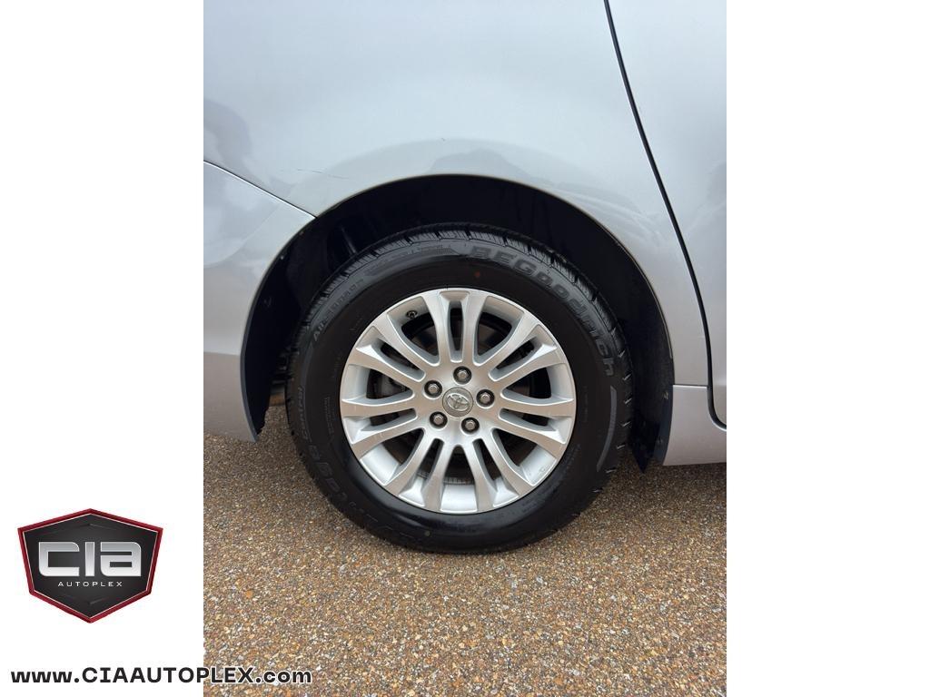Toyota Sienna XLE Auto Access Seat FWD 7-Passenger (Natl) 2017