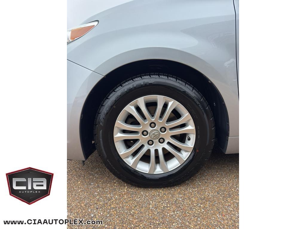 Toyota Sienna XLE Auto Access Seat FWD 7-Passenger (Natl) 2017