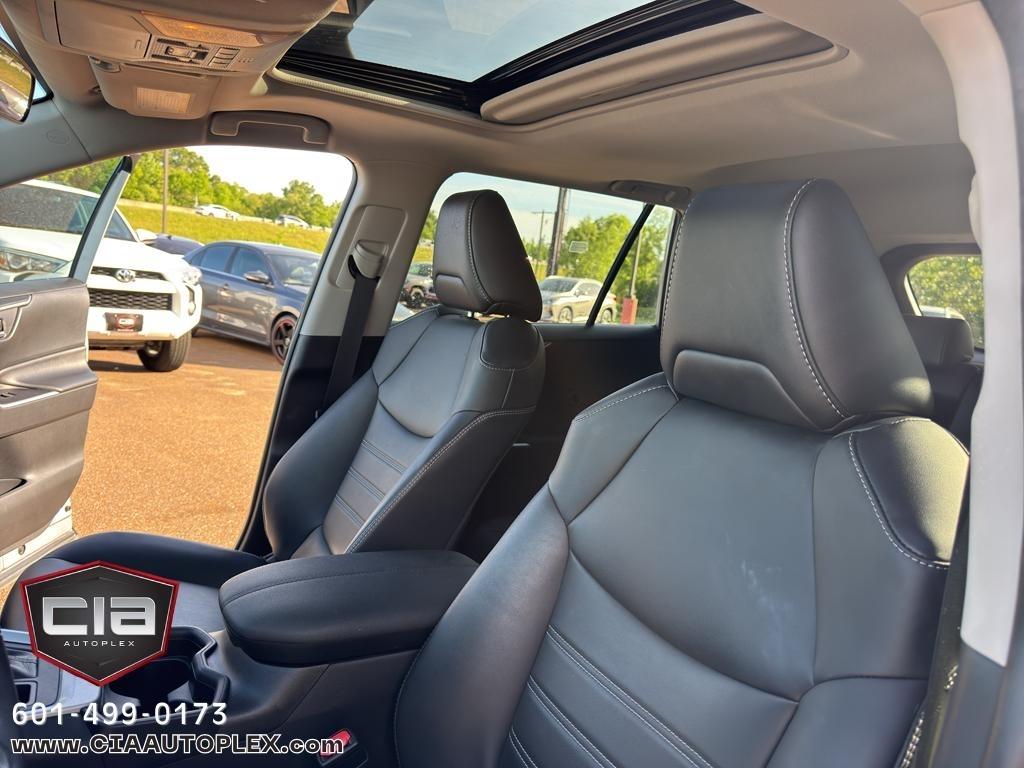 Toyota RAV4 XLE Premium AWD (Natl) 2021