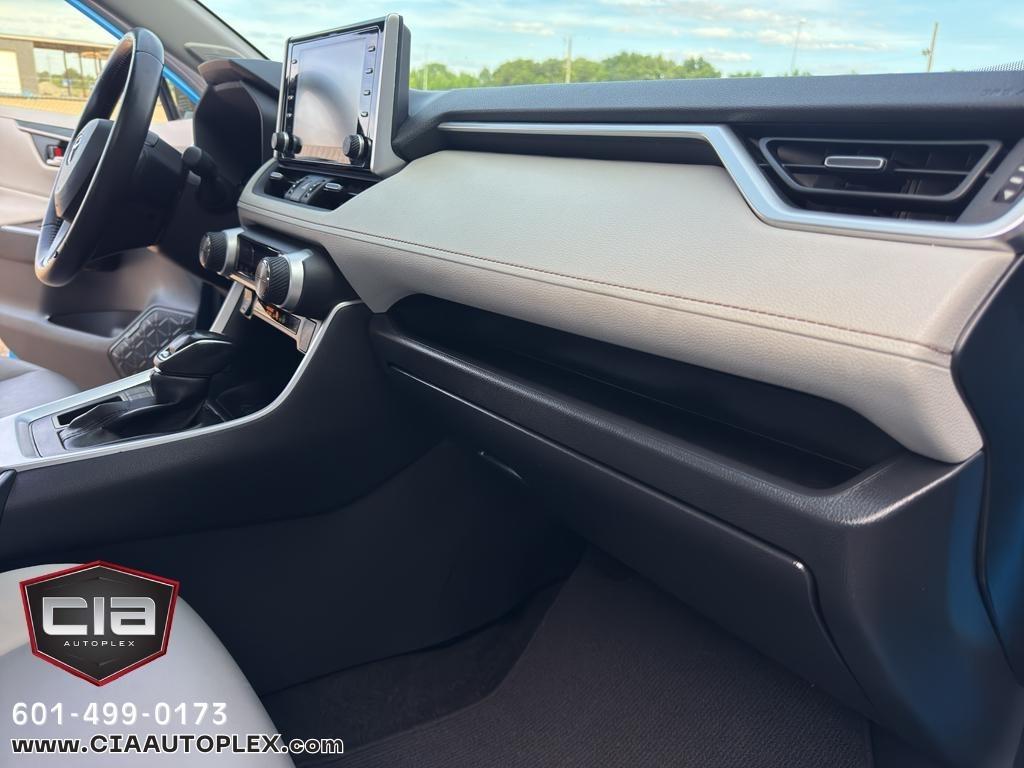 Toyota RAV4 XLE Premium FWD (Natl) 2019