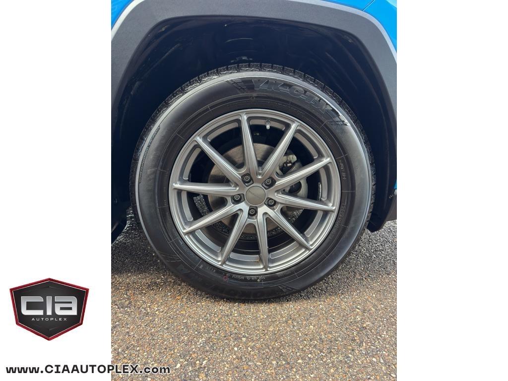 Toyota RAV4 XLE Premium FWD (Natl) 2019