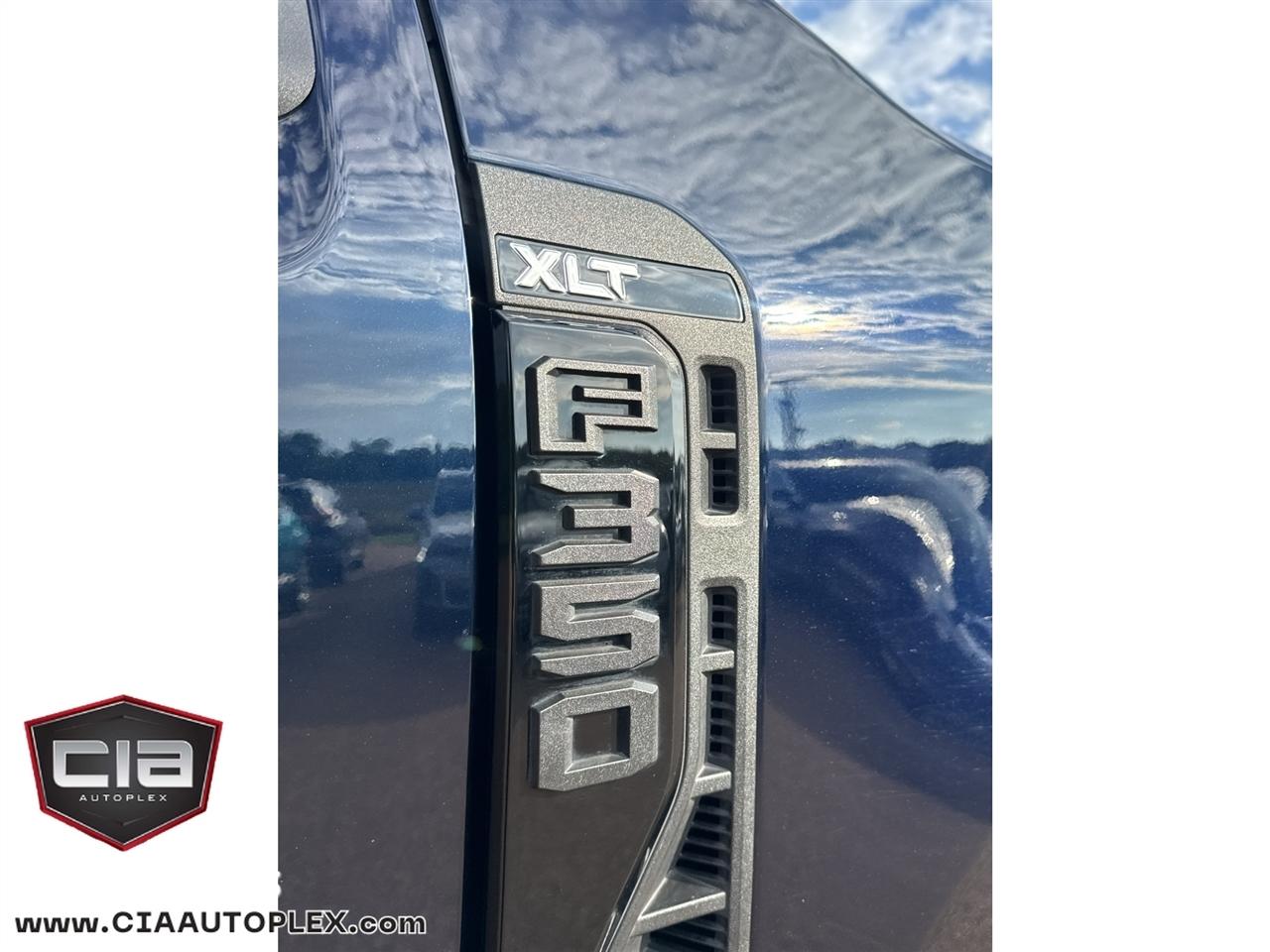Ford Super Duty F-350 SRW King Ranch 4WD Crew Cab 8' Box 2023