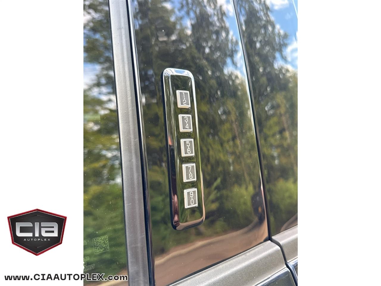 Ford Super Duty F-350 SRW King Ranch 4WD Crew Cab 8' Box 2023