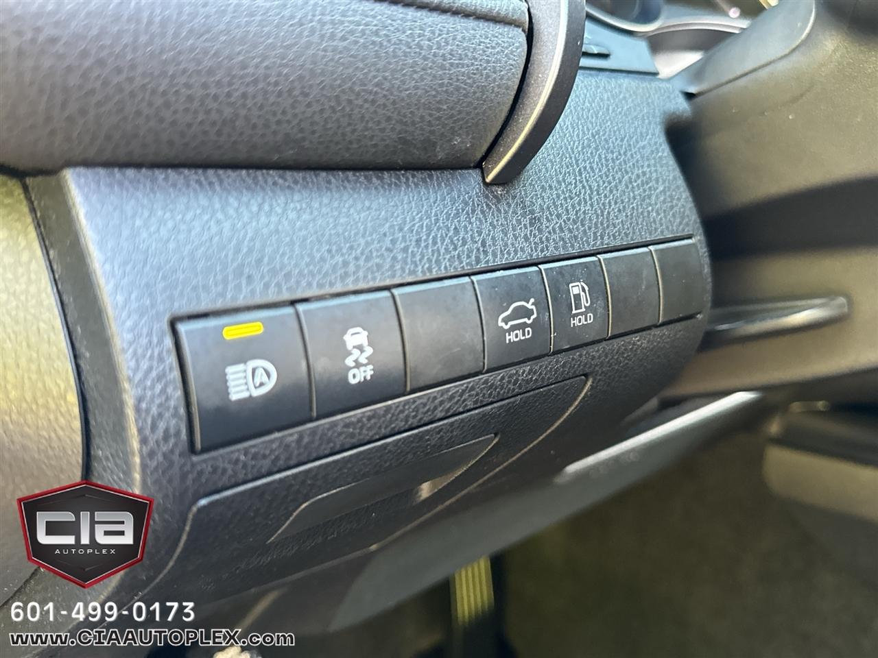 Toyota Camry SE Auto (Natl) 2020