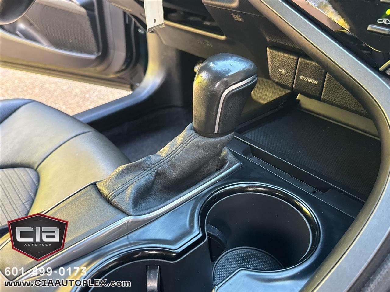 Toyota Camry SE Auto (Natl) 2020