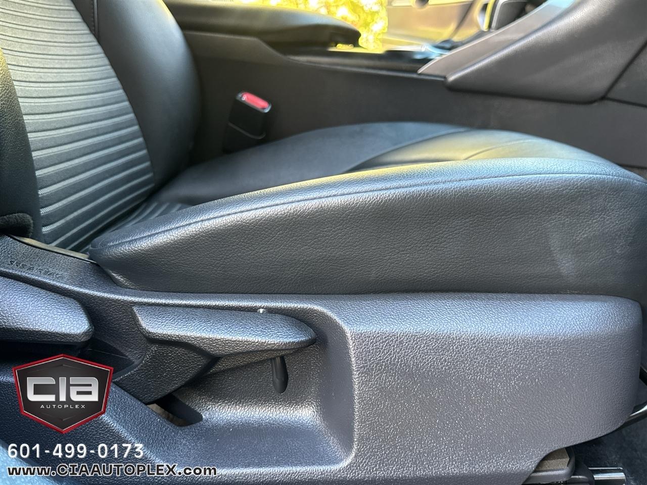 Toyota Camry SE Auto (Natl) 2020