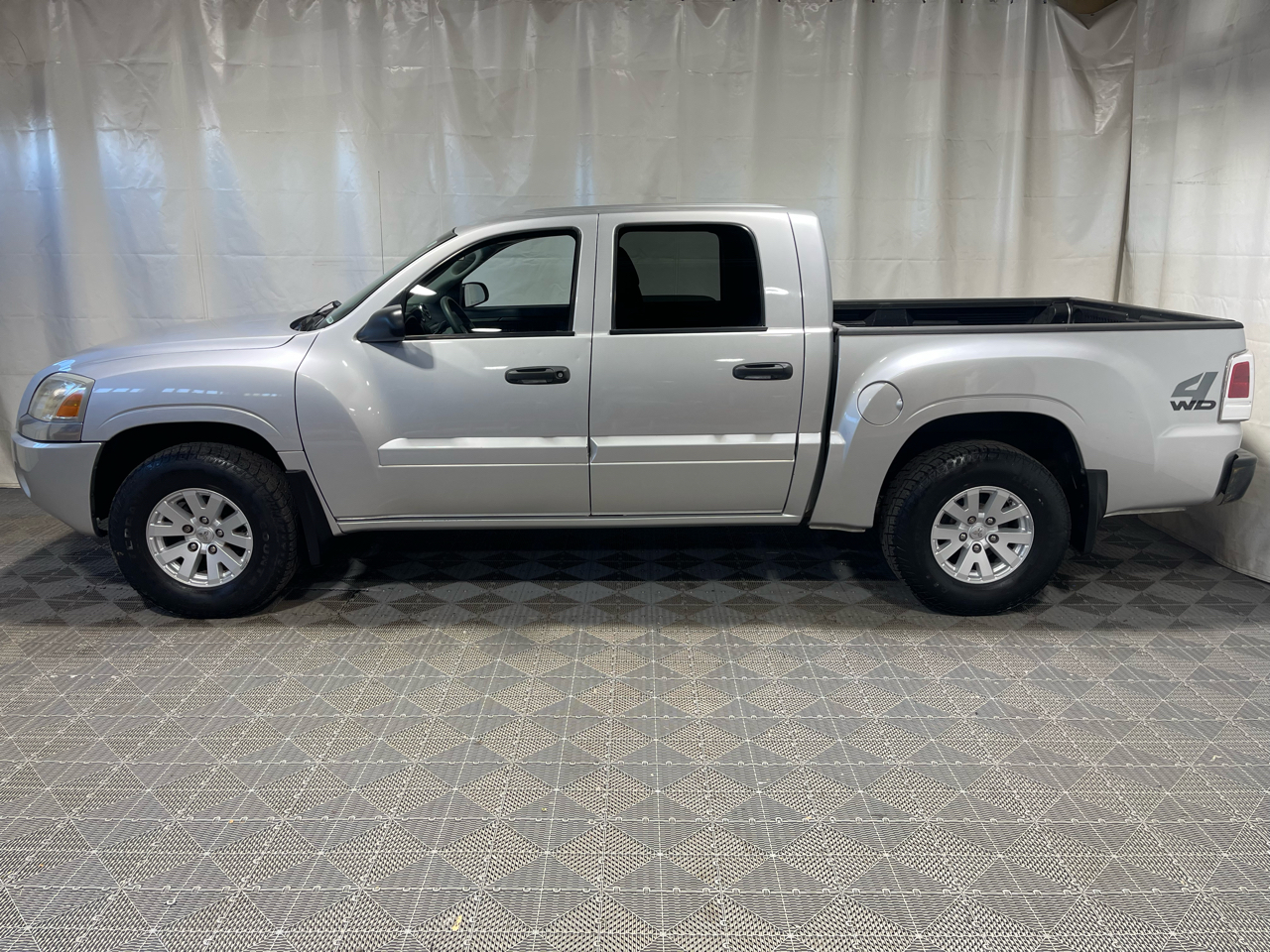 2006 Mitsubishi Raider LS photo 4