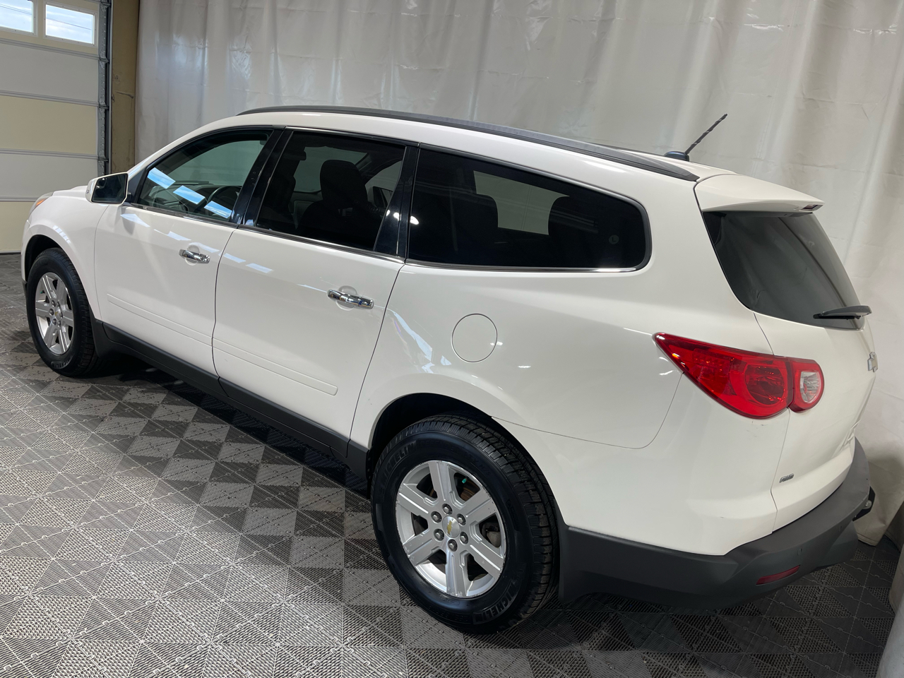 2011 Chevrolet Traverse 1LT photo 3