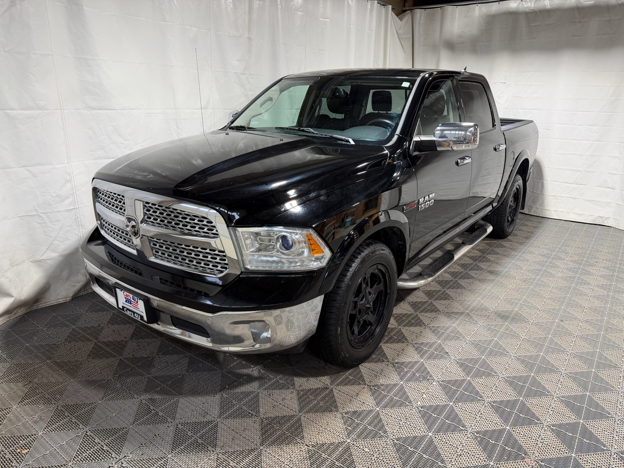 RAM 1500 4WD Crew Cab 140.5" Laramie 2015