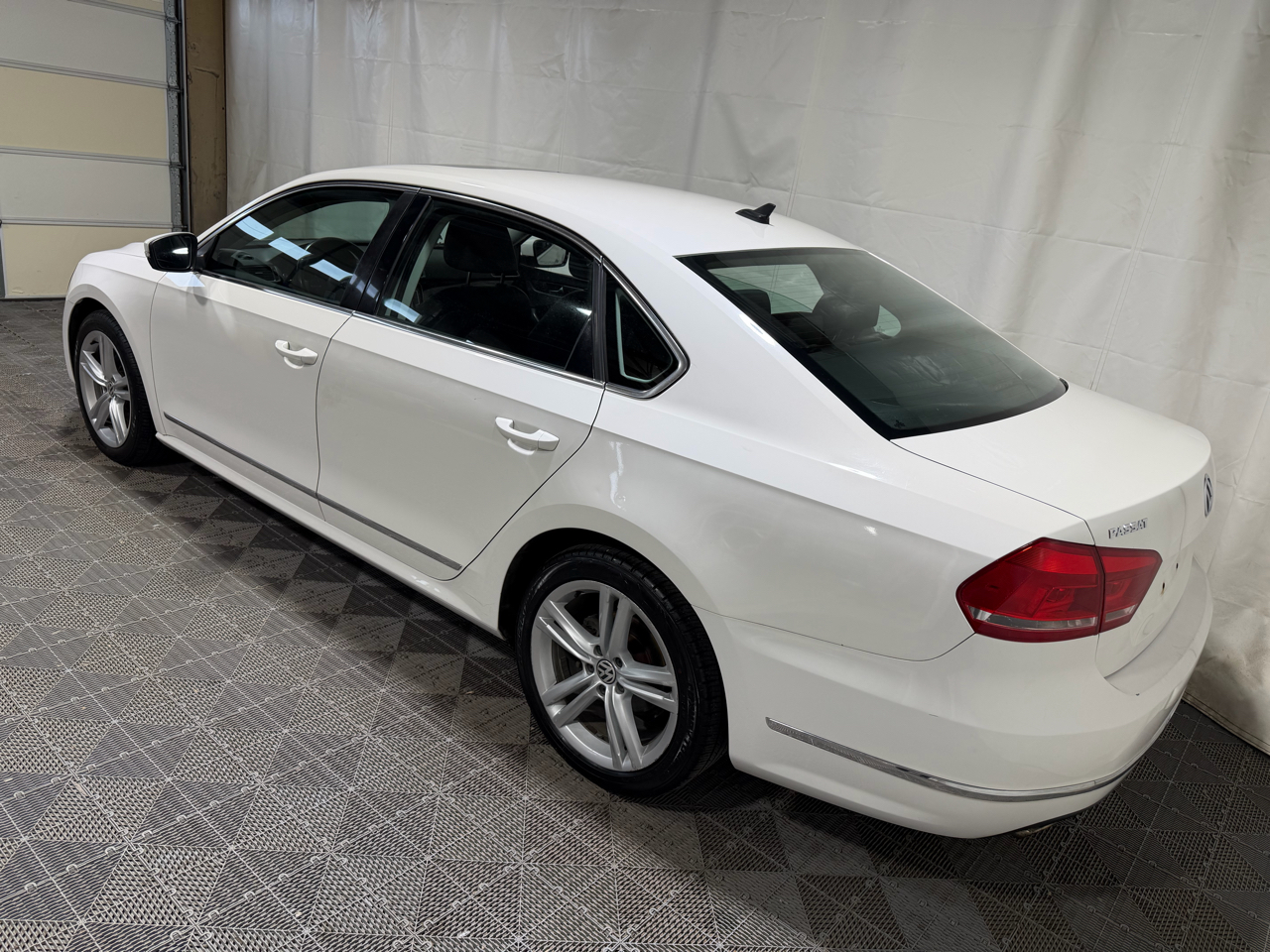 Volkswagen Passat 4dr Sdn 2.0L DSG TDI SEL Premium 2013