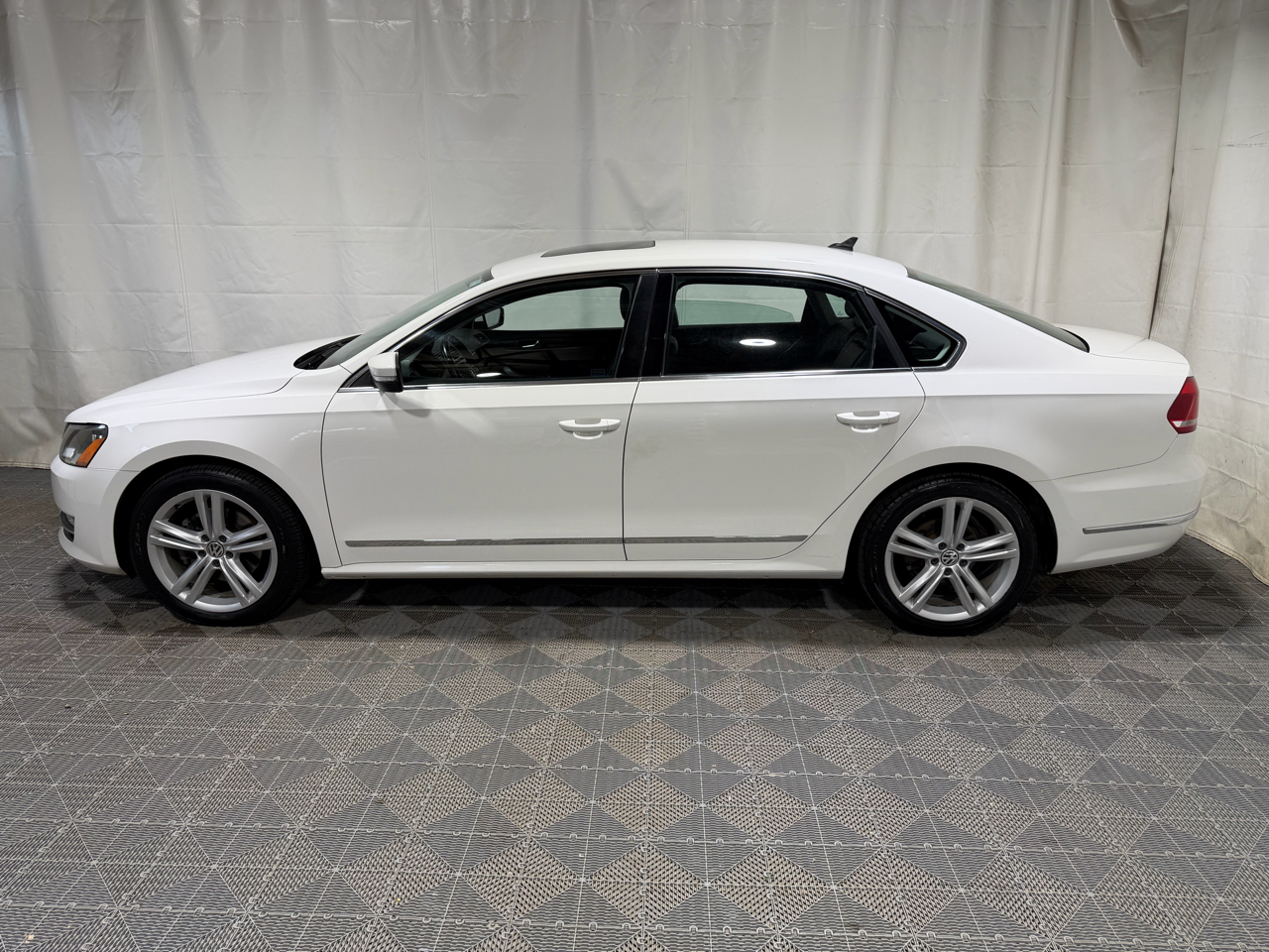 Volkswagen Passat 4dr Sdn 2.0L DSG TDI SEL Premium 2013