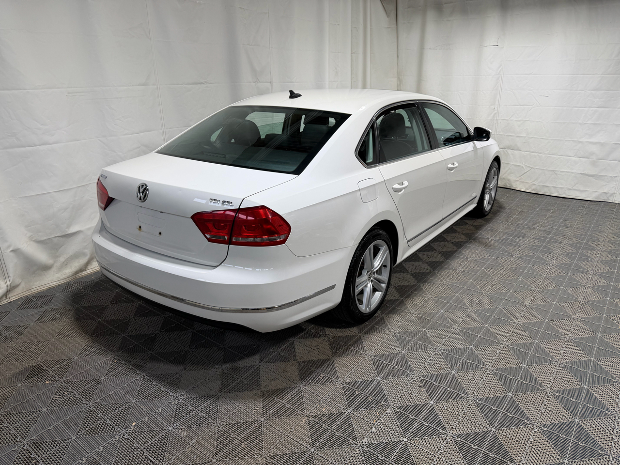 Volkswagen Passat 4dr Sdn 2.0L DSG TDI SEL Premium 2013