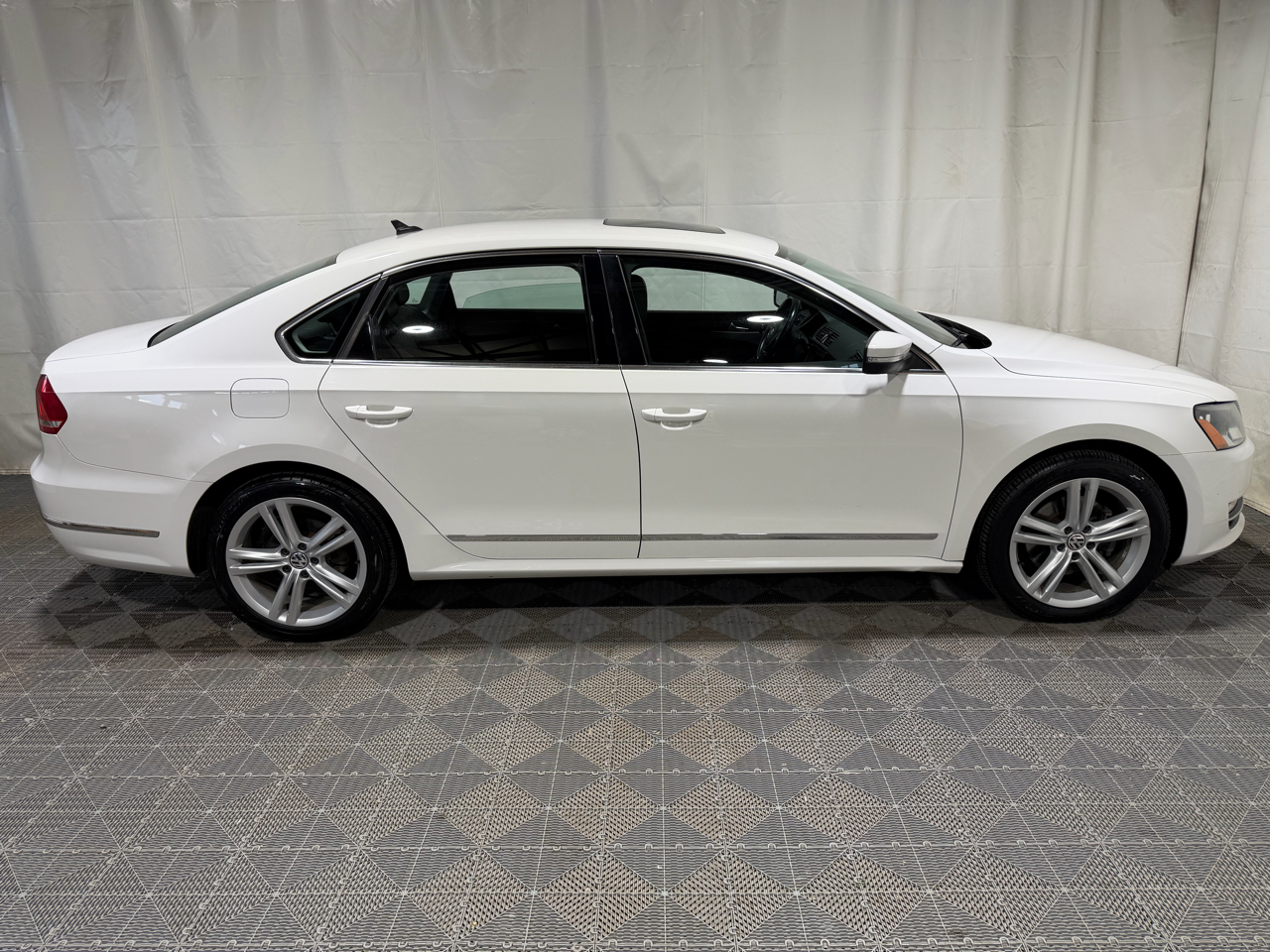Volkswagen Passat 4dr Sdn 2.0L DSG TDI SEL Premium 2013