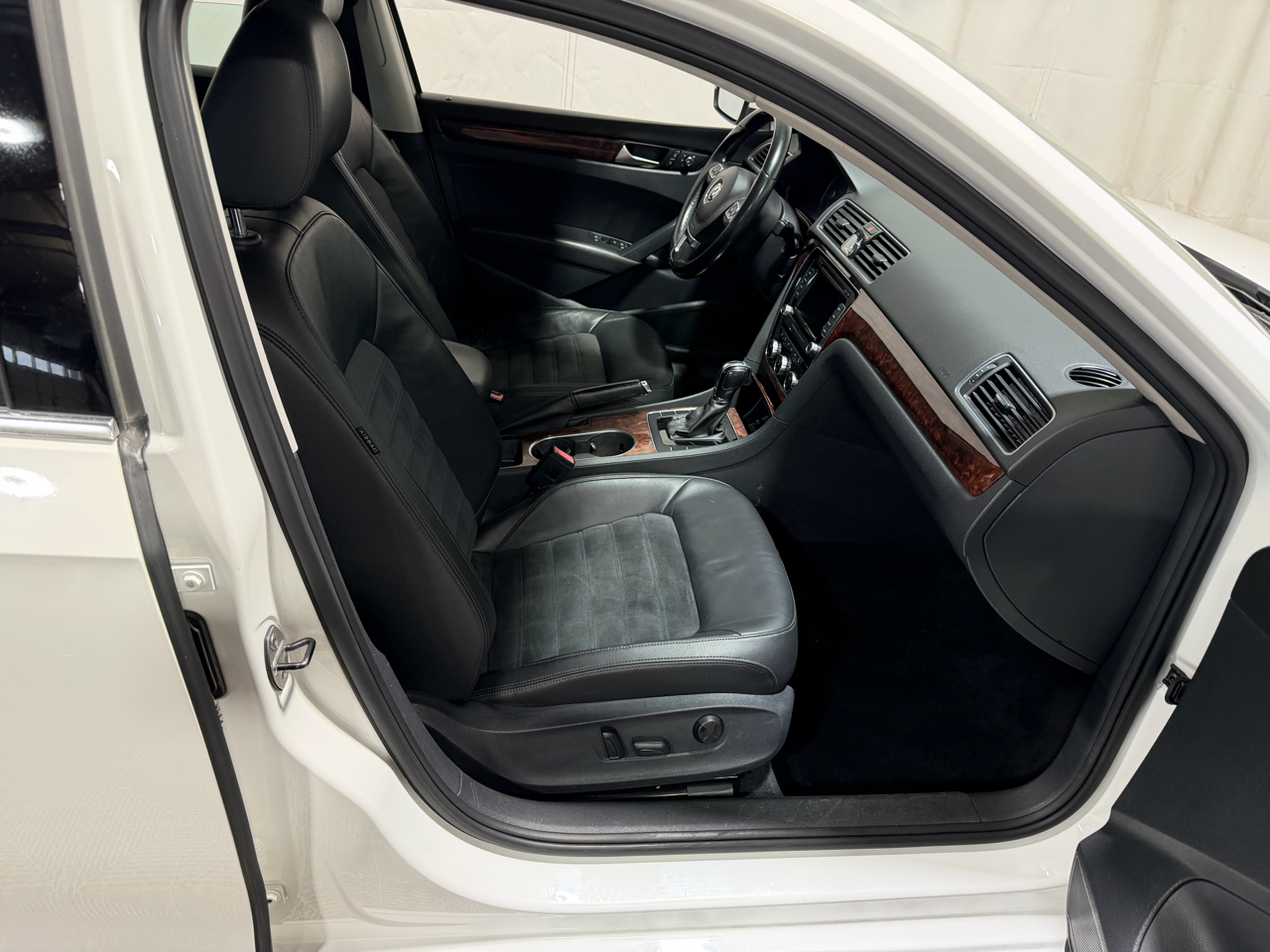 Volkswagen Passat 4dr Sdn 2.0L DSG TDI SEL Premium 2013