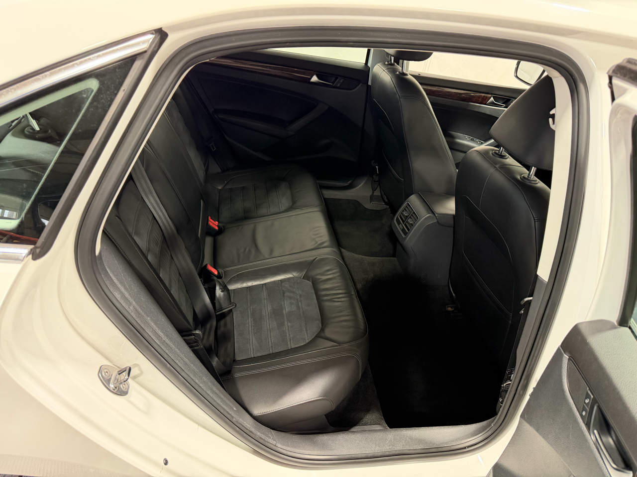 Volkswagen Passat 4dr Sdn 2.0L DSG TDI SEL Premium 2013