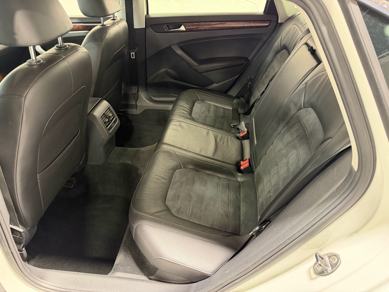 Volkswagen Passat 4dr Sdn 2.0L DSG TDI SEL Premium 2013