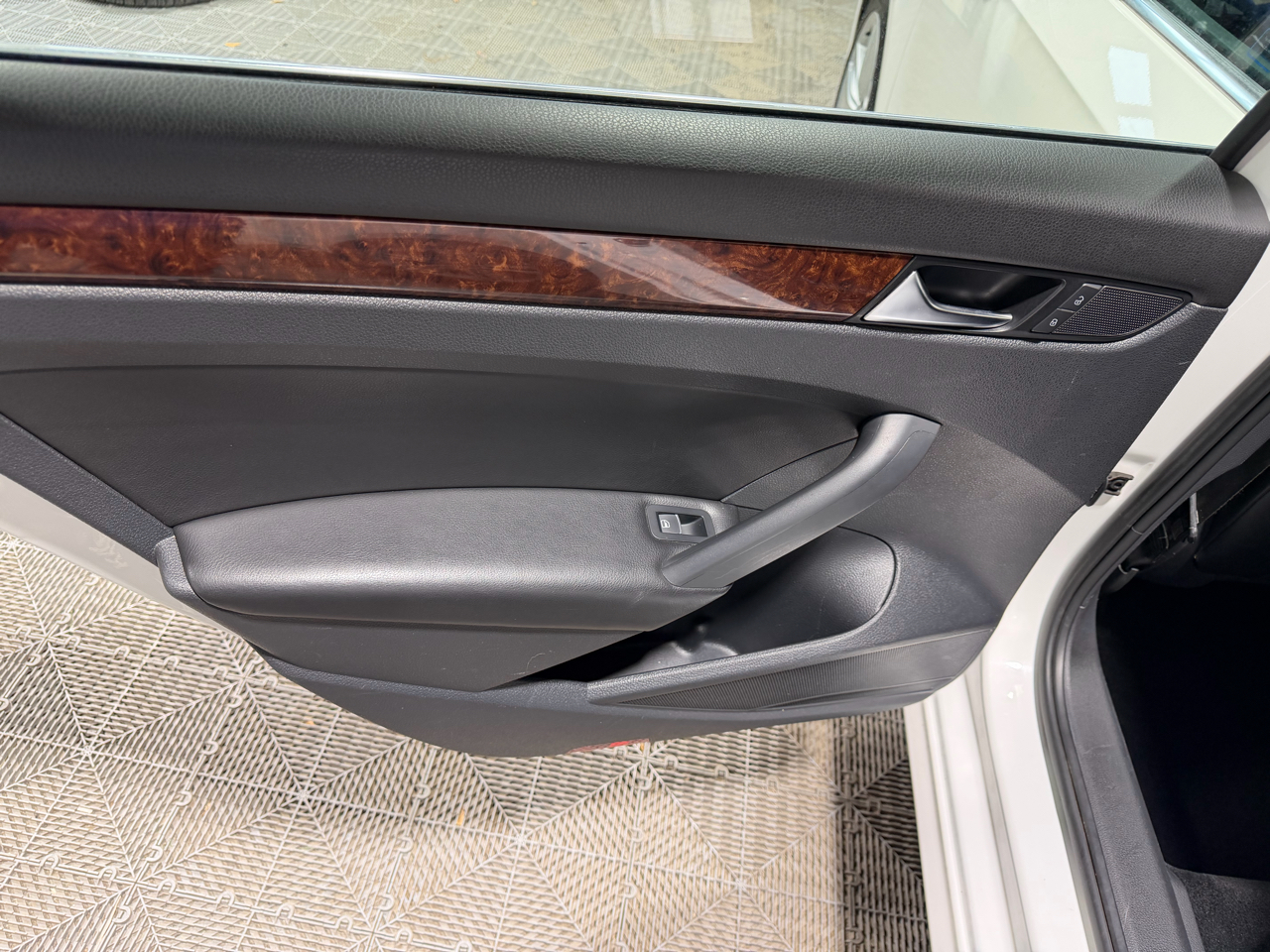 Volkswagen Passat 4dr Sdn 2.0L DSG TDI SEL Premium 2013