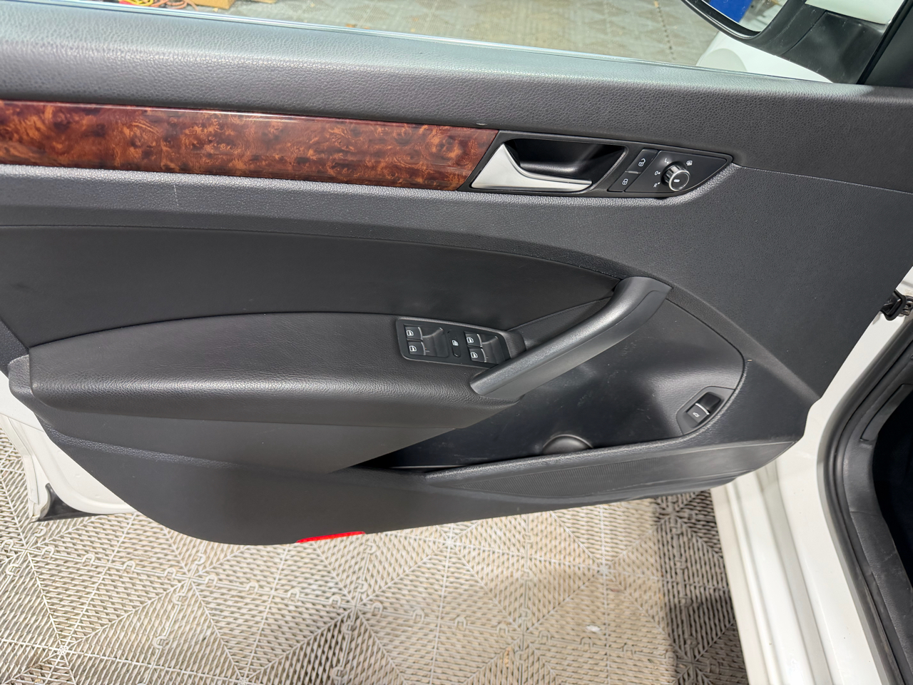 Volkswagen Passat 4dr Sdn 2.0L DSG TDI SEL Premium 2013