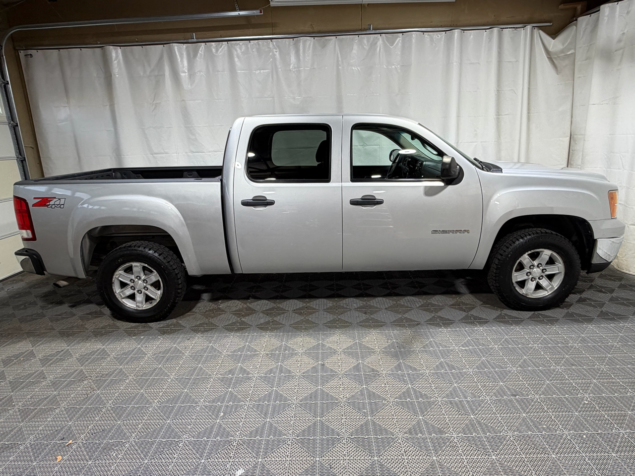 GMC Sierra 1500 4WD Crew Cab 143.5" SLE 2011