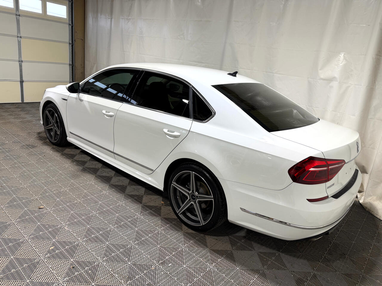 Volkswagen Passat R-Line w/Comfort Pkg Auto 2017