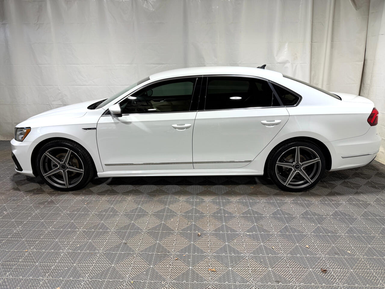 Volkswagen Passat R-Line w/Comfort Pkg Auto 2017